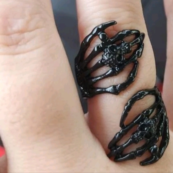 Men skeleton hand design wrap ring - Picture 4 of 4
